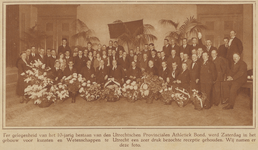 873824 Groepsportret van de aanwezigen bij de receptie van de Utrechtsche Provinciale Athletiek Bond (U.P.A.B.) ter ...